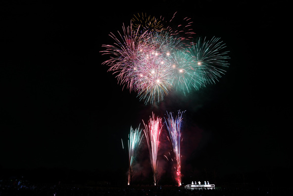色とりどりの花火が夜空を鮮やかに彩ります（提供：さいたま観光国際協会）