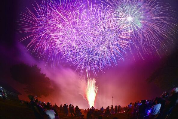 美しい棚田の風景を背景に行われる花火大会
