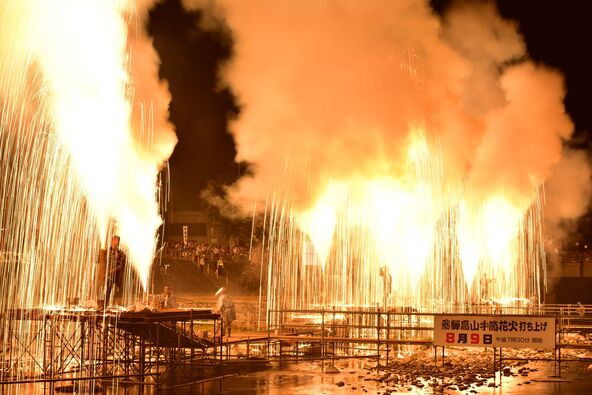 打ち上げの終わりに轟く爆音を目の前で感じてみては？