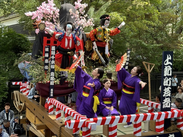 お祭りに華を添える優雅な手踊り