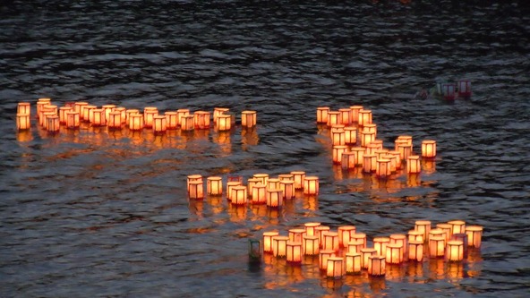 新川での灯籠流しは、全員で黙とうをしてから行われます