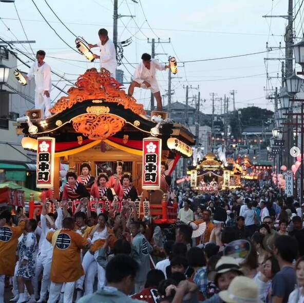 掛け声と共に、神輿が巡行します