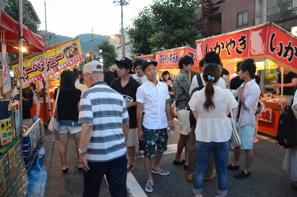 お祭りの屋台も楽しめます