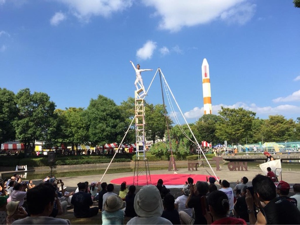 アクロバットなどのパフォーマンスを間近で見られます