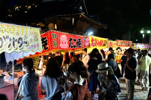 小さな温泉街にもかかわらず、例年およそ2万人以上が訪れる人気の祭りです