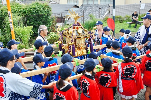 「子どもみこし」の様子