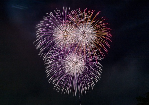 5号玉、スターマイン、仕掛け花火など多彩な花火が打ち上げられます