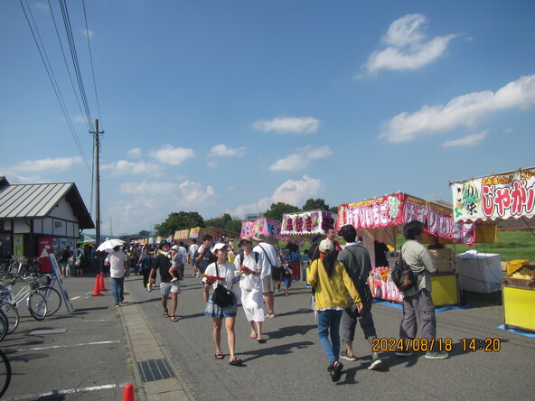 会場にはグルメや遊びが楽しめる屋台もずらりと並びます
