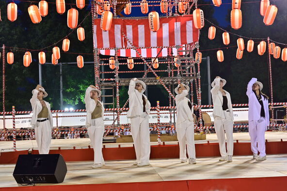 祭りではダンスパフォーマンスなども披露され、祭りを盛り上げます