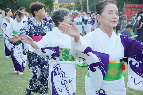 踊り手が連なって櫓の周りを踊る、日本の伝統を感じられる催しです