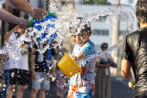 水を思い切りかけあって"涼"を感じてみては？