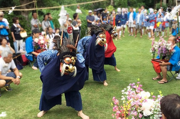 竜の顔が印象的な獅子舞