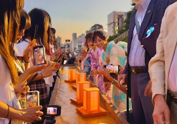祈りと願いをこめた灯籠を流す様子