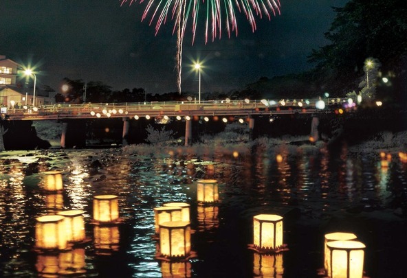 灯篭流しと仕掛花火が競演！