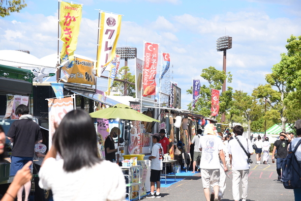絶品グルメとスイーツや、子供が楽しめる縁日屋台も出店