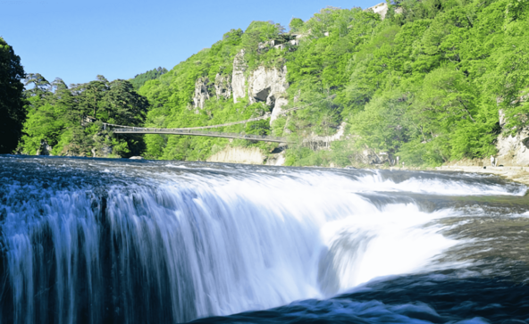 三方から勢いよく水が流れ落ちる「吹割の滝」