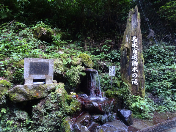 滝の近くにある水飲み場でおいしい名水をいただけますcrack7 / PIXTA）