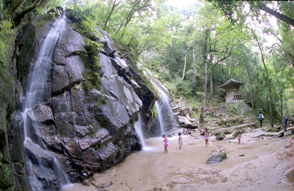 夏は格好の水遊びスポットに