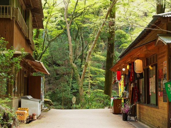 「滝道」には、ひと休みできる茶屋も（画像提供：LOCO / PIXTA）