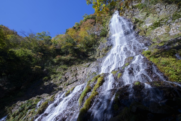 100m近い高さから降り注ぐ様は迫力満点（画像提供：Koji / PIXTA）