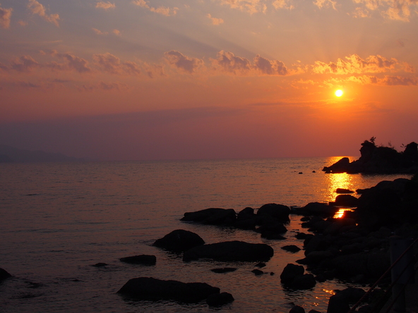 「夕日ヶ浦」の夕焼け（画像提供：BLACKWALKER / PIXTA）