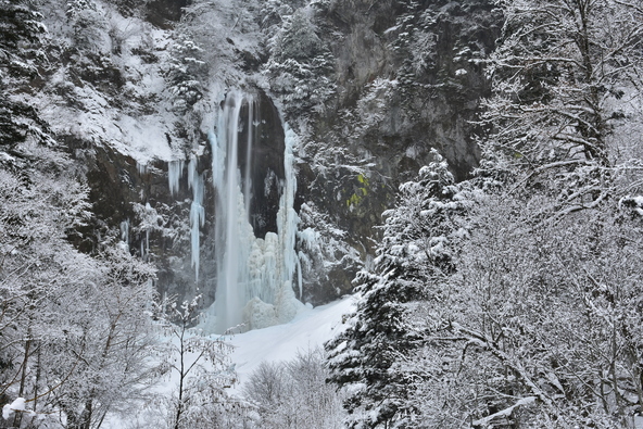 冬の「平湯大滝」（画像提供：ZRX / PIXTA）
