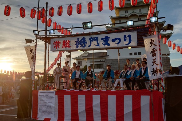 参加者はみんな一体となって「将門踊り」を踊ります