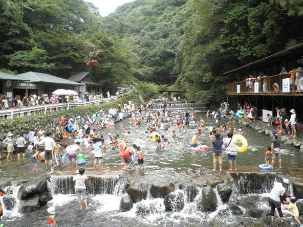 ひんやりとした天然のプールは親子に大人気（画像提供：三重県観光連盟）