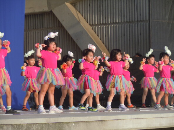 ステージイベントのなかには、子供たちの元気いっぱいなダンスも！