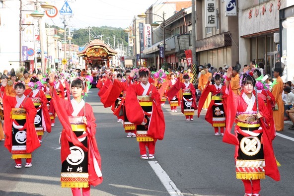 各団体が演舞を披露する「郷土芸能パレード」