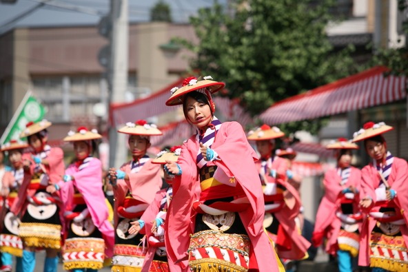 周辺地域の伝統芸能が集結する光景は圧巻！