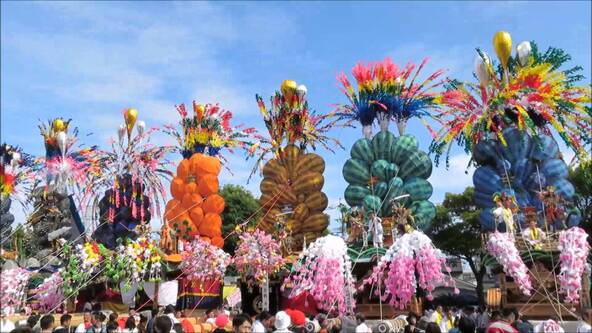 色とりどりの山車が一堂に集まります