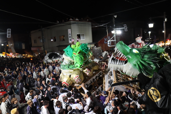迫力あふれる光景を一目見ようと、例年、県内外から多くの見物客が訪れます