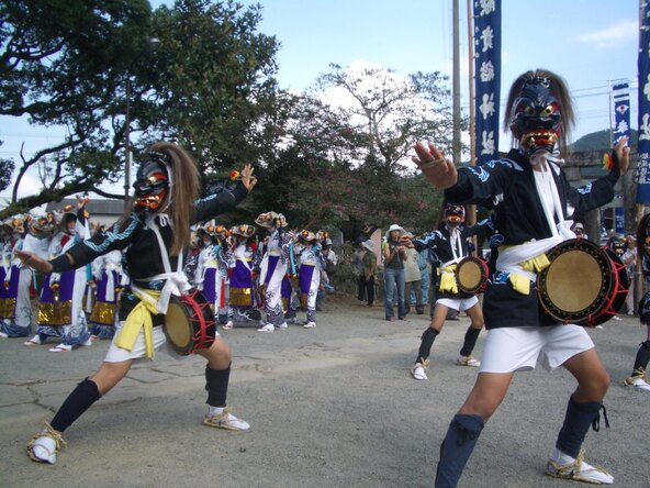 踊り手は三列縦隊になり踊りを繰り広げます
