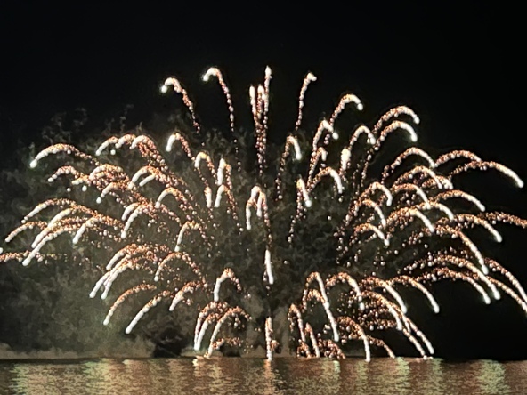 観覧場所である砂浜から打ち上げ場所が近いので、迫力ある花火を目の前で堪能できます