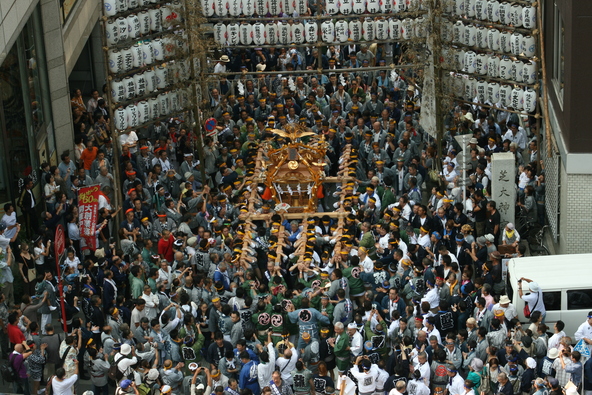 過去に行われた「宮大神輿渡御」の様子（画像提供：芝大神宮）