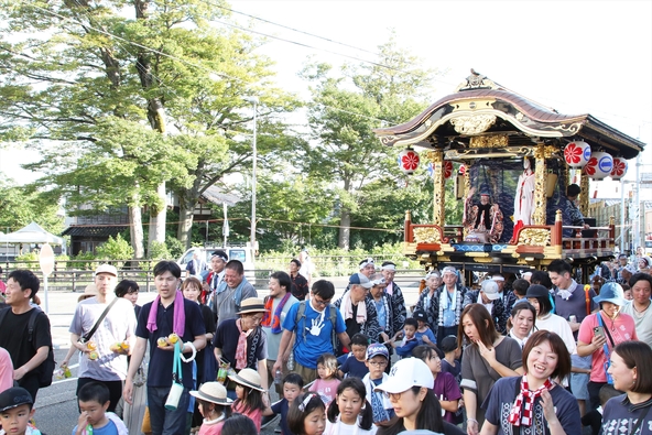 屋台（やたい）の曳（ひ）き回しも行われ、盛大な祭礼の雰囲気に包まれます