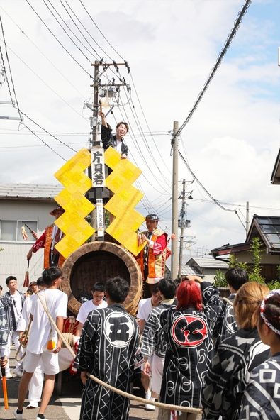 「筒引き」では、若者が筒に上り、大きな声を出して鼓舞します