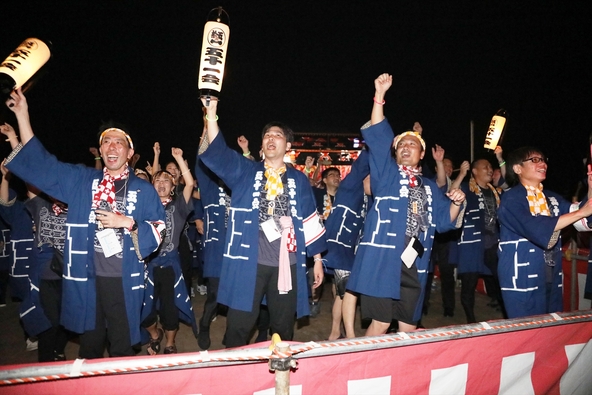 奉納者の願いが込められた花火は人々の心を打ちます