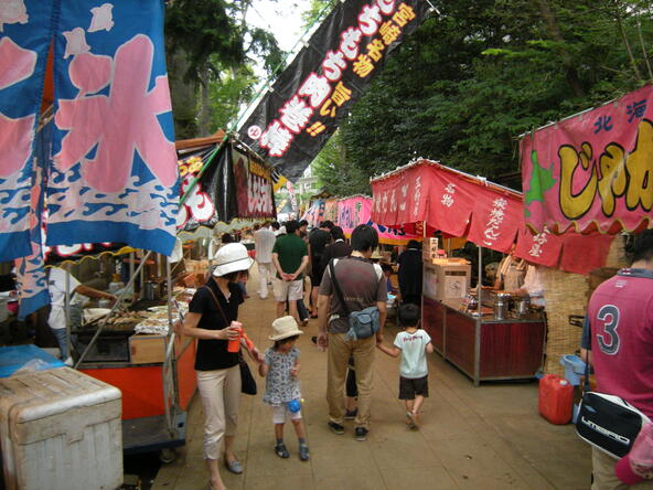 境内にずらりと並ぶ露店。家族連れでにぎわう参道はお祭りムード一色です