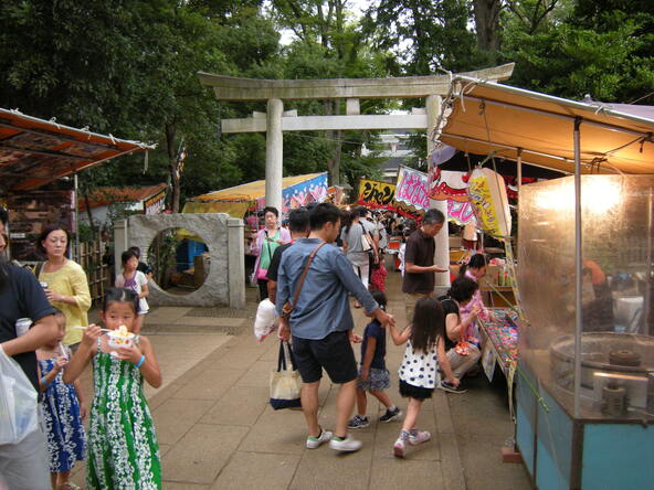参道には、祭りを楽しむ人々の笑顔があふれます