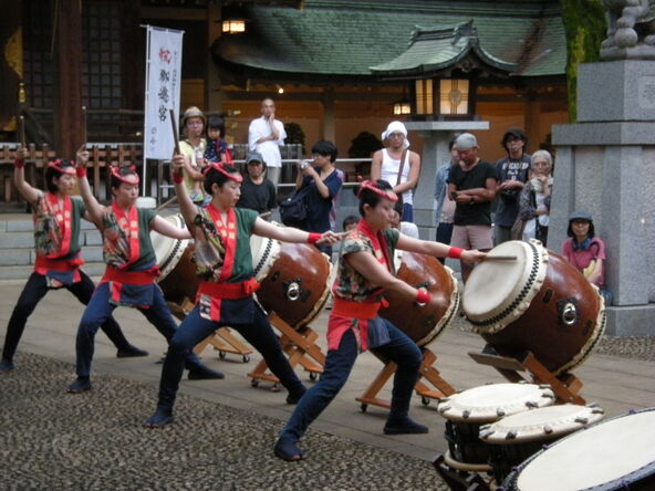 力強く響き渡る和太鼓の奉納演奏は子供たちも息をのむほど迫力満点！