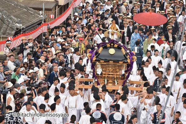 石岡のおまつりでは、「大神輿」と「明神神輿」（みょうじんみこし）の2基の神輿が担がれます
