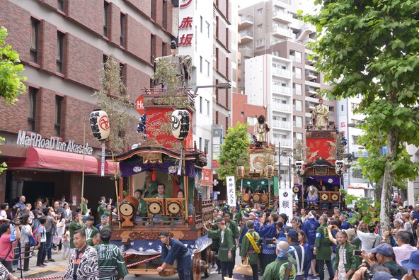 神社隊列を先頭に氷川山車5本、宮神輿が盛大に巡行します