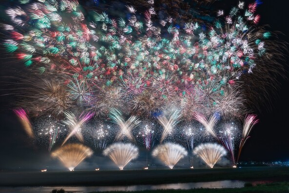 色とりどりの打ち上げ花火が小山の夜空を照らします