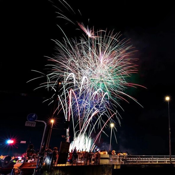 渡良瀬川沿いの会場は歓声と拍手に包まれます