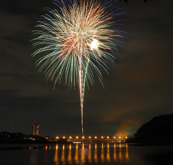 相模原に花火が映る光景も見どころのひとつ