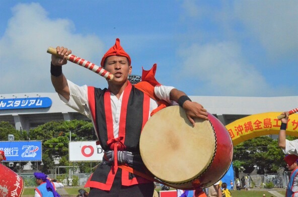 踊り手たちの真剣な表情に釘付け！