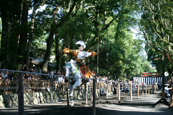 迫力ある流鏑馬に思わず歓声があがります