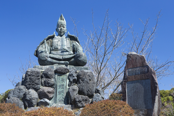 鎌倉市内にある「源氏山公園」の源頼朝像。鶴岡八幡宮の周辺には、同公園をはじめ源頼朝にまつわる史跡が多数点在しています     